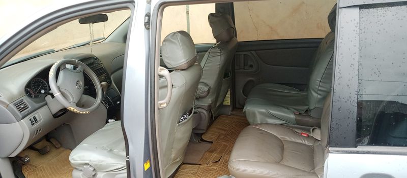 Toyota Sienna • 2005 • 2,110 km 2