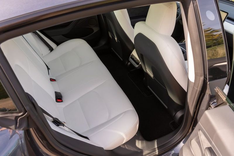 Tesla Model 3 • 2022 • 10,900 km 5