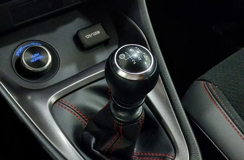 Toyota Yaris • 2023 • 9,927 km 6