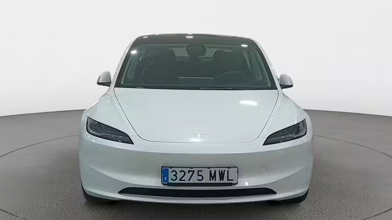 Tesla Model 3 • 2024 • 6,870 km 5