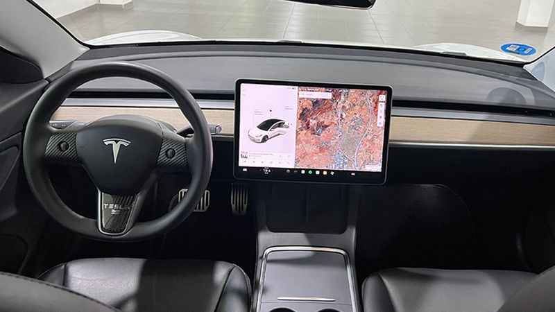 Tesla Model 3 • 2021 • 94,136 km 4