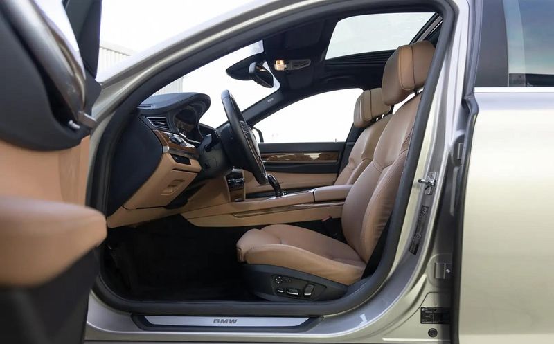 BMW 7 Series • 2009 • 182,000 km 12