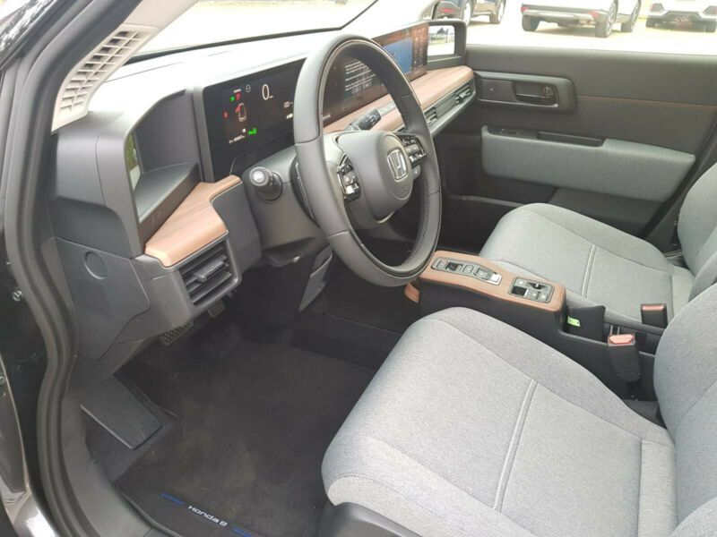 Hyundai Entourage • 2020 • 20,500 km 9