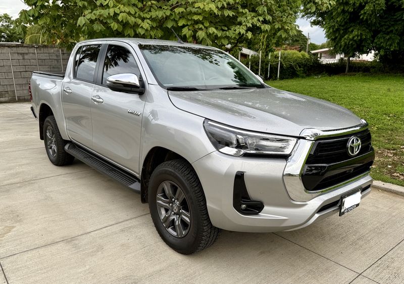 Toyota Hilux • 2024 • 13,600 km 2