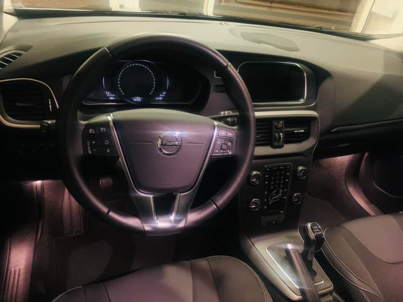 Volvo V40 • 2018 • 39,000 km 3