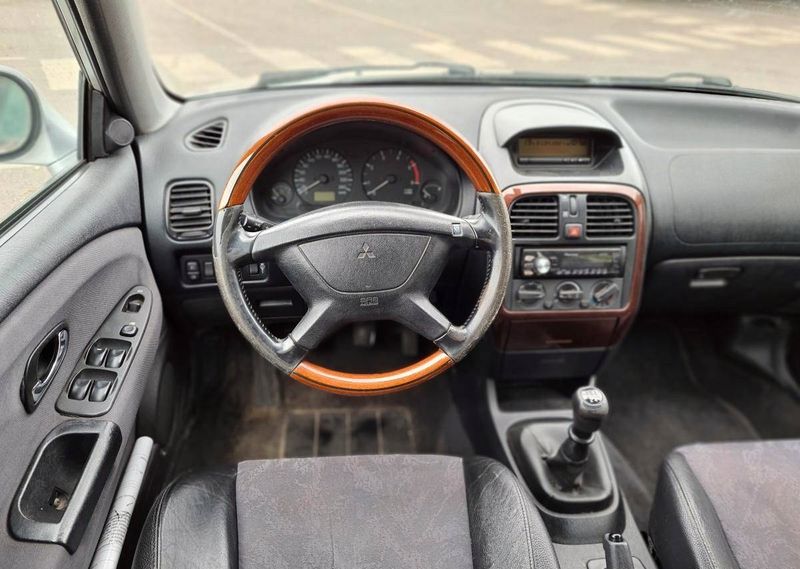 Mitsubishi Carisma • 2002 • 200,000 km 3