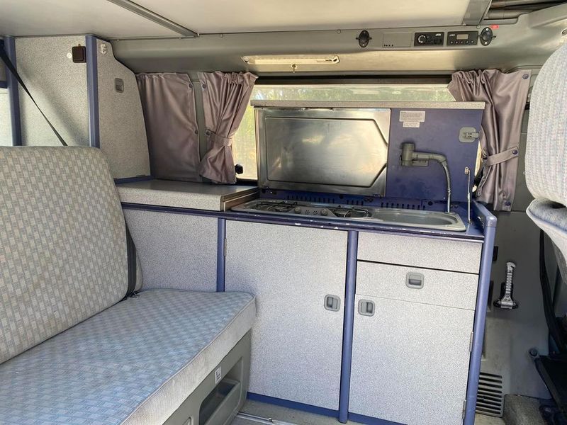 Volkswagen California • 1990 • 211,000 km 2