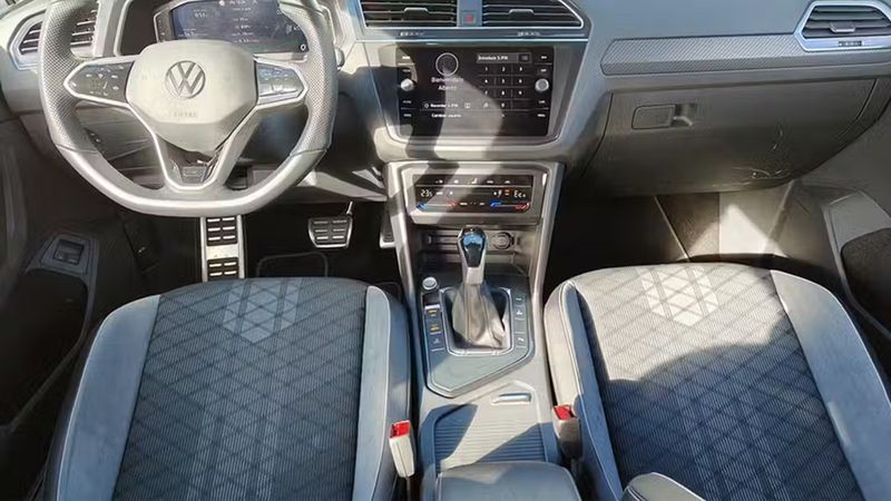 Volkswagen Tiguan • 2023 • 24,500 km 6