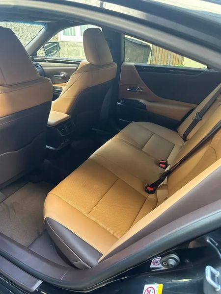 Lexus ES • 2019 • 39,000 km 2