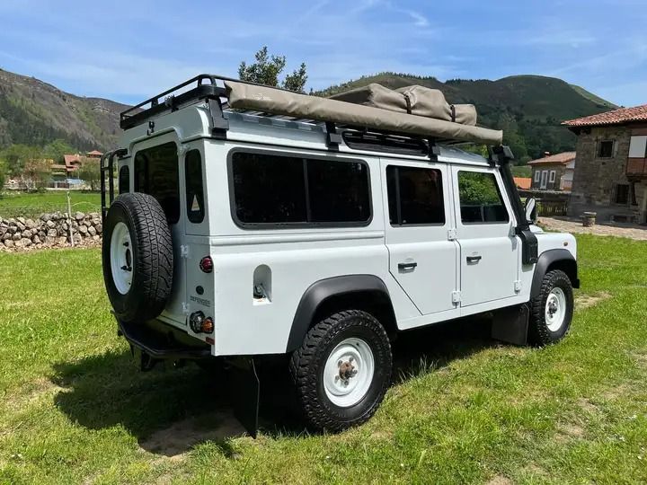 Land Rover Defender • 2014 • 180,000 km 2