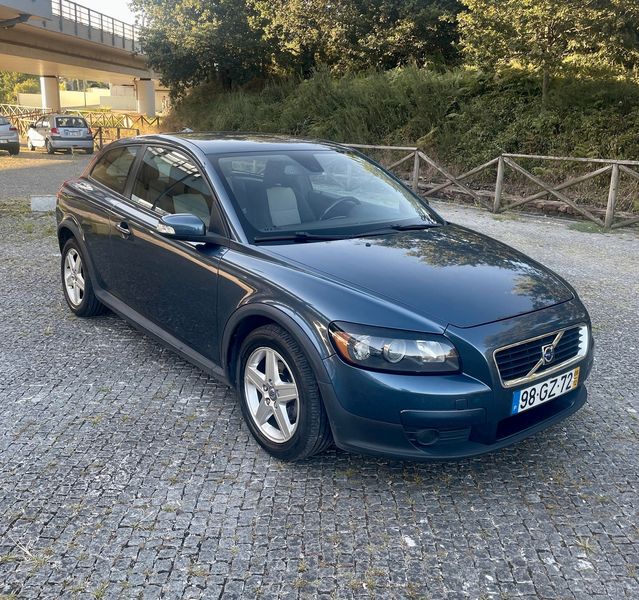Volvo C30 • 2008 • 200,000 km 1