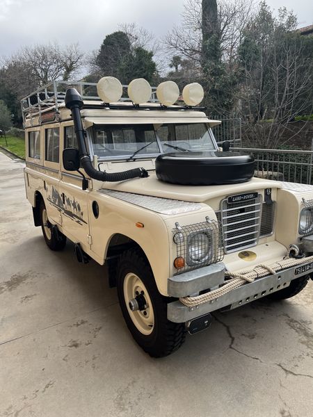 Land Rover 109 • 1982 • 3,600 km 2