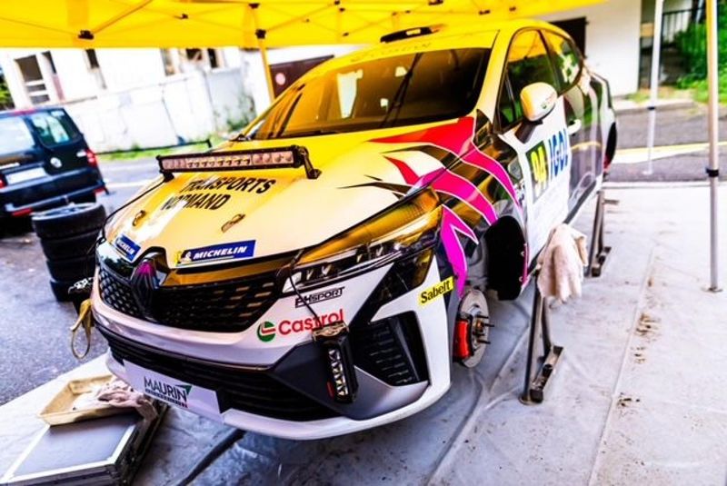 Renault Clio • 2024 • 2,324 km 2