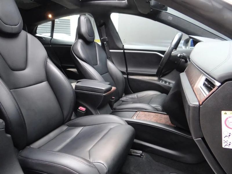 Tesla Model S • 2018 • 161,000 km 12