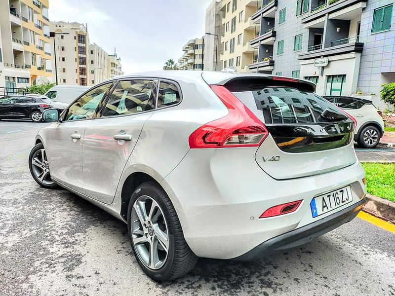 Volvo V40 • 2015 • 60,000 km 2