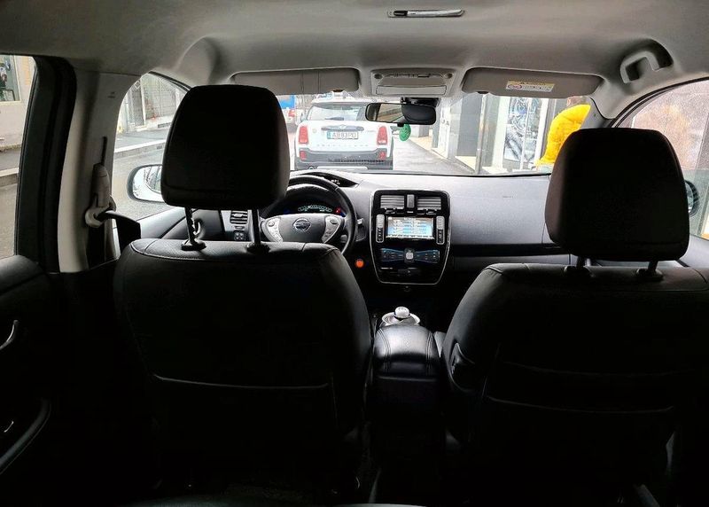 Nissan Leaf • 2016 • 90,000 km 5