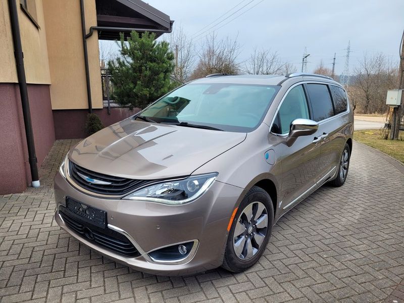 Chrysler Pacifica • 2018 • 111,000 km 1