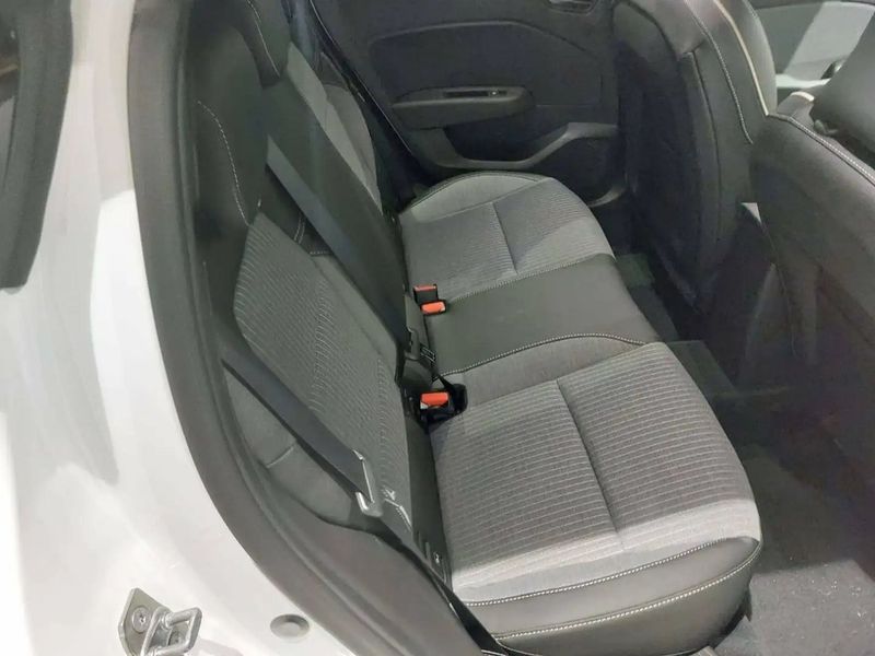 Renault Clio • 2024 • 11,000 km 2