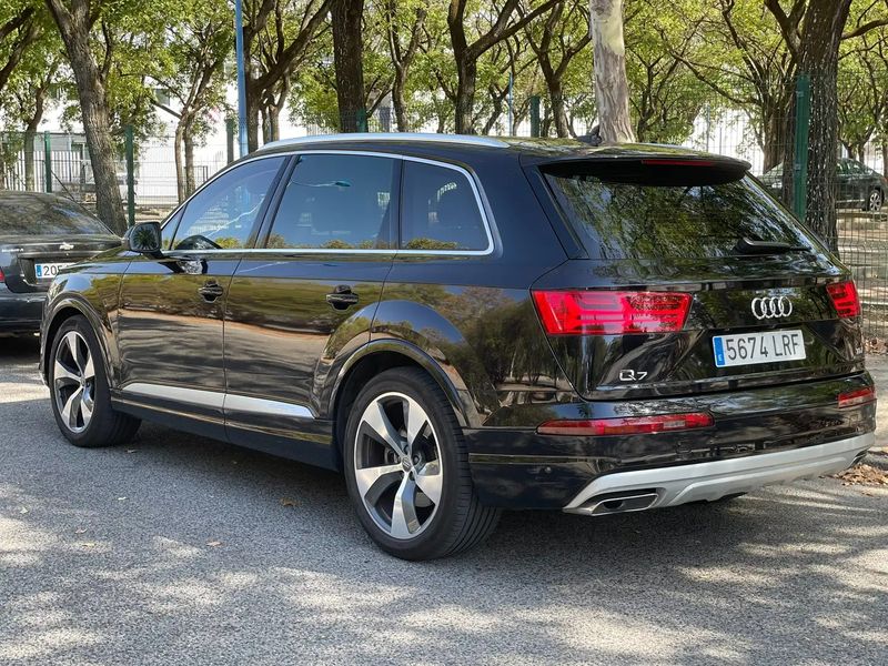 Audi Q7 • 2017 • 97,800 km 2