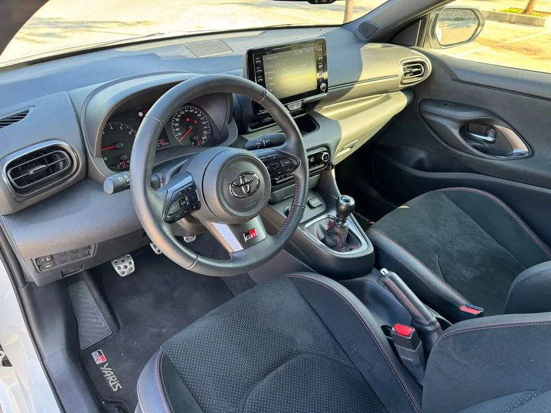 Toyota Yaris • 2021 • 12,950 km 7