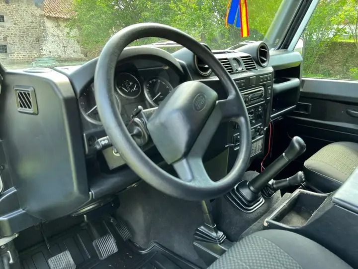 Land Rover Defender • 2014 • 180,000 km 3