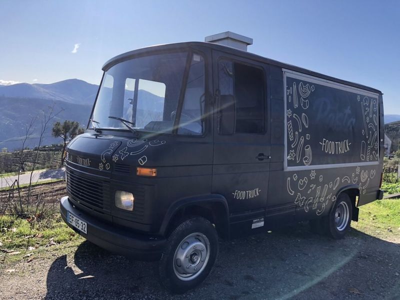 Mercedes-Benz 310 Van • 1982 • 90,000 km 3