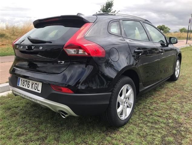 Volvo V40 • 2017 • 118,000 km 4