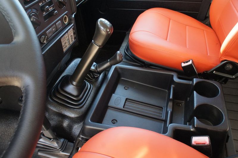 Land Rover Defender • 2012 • 80,000 km 11