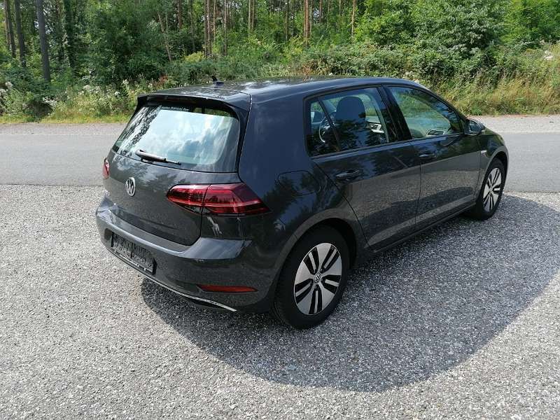 Volkswagen e-Golf • 2018 • 105,500 km 3