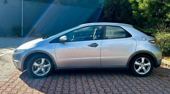 Honda Civic • 2009 • 88,600 km 3