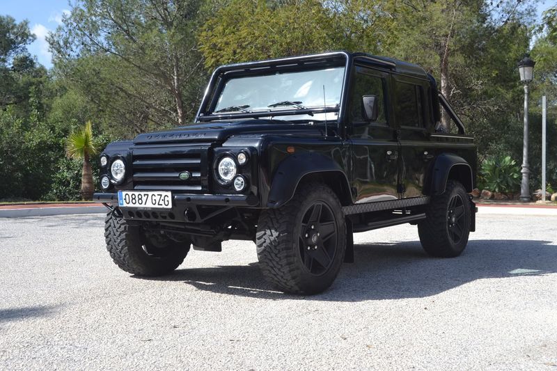 Land Rover Defender • 2010 • 147,000 km 1