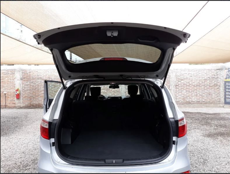 Hyundai Santa Fe • 2017 • 90,000 km 3