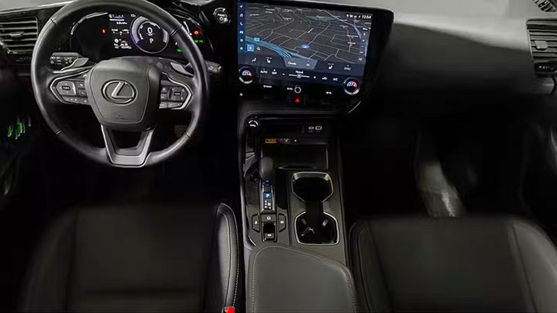 Lexus NX • 2023 • 43,240 km 3