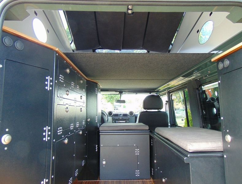 Land Rover Defender • 2015 • 82,235 km 9