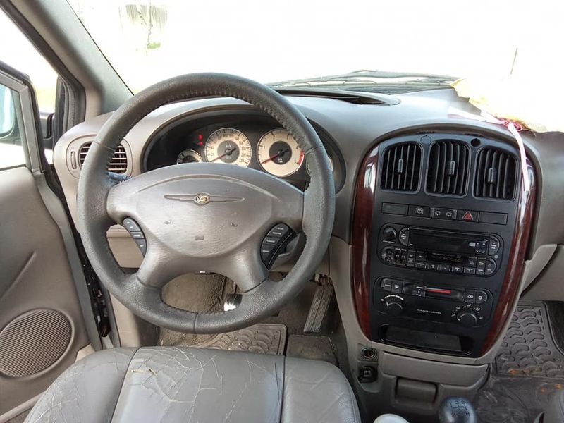 Chrysler Voyager • 2002 • 240,000 km 6