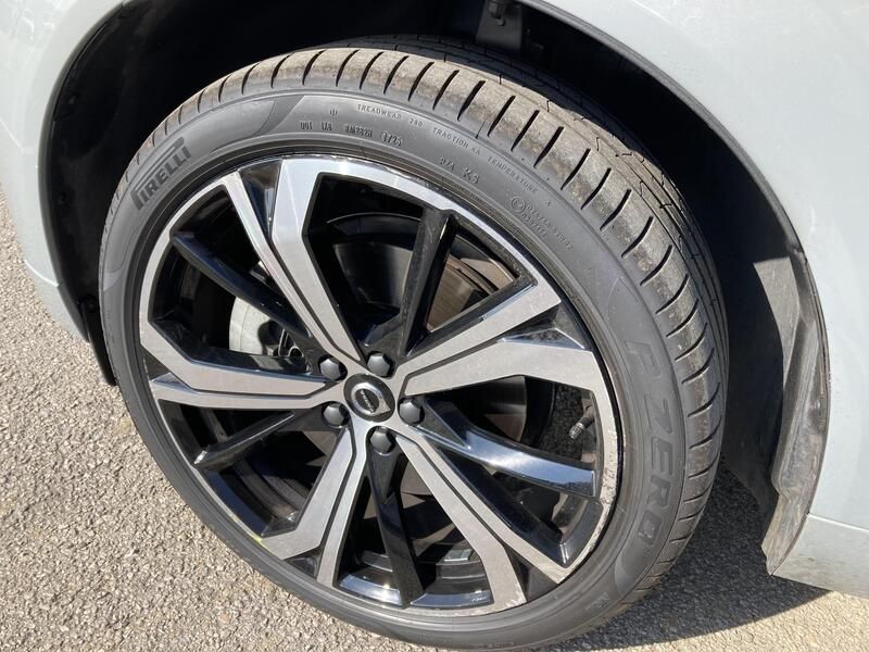 Volvo XC60 • 2024 • 12,819 km 33