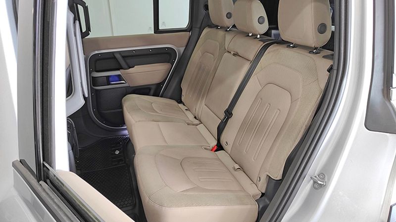 Land Rover Defender • 2020 • 70,205 km 8