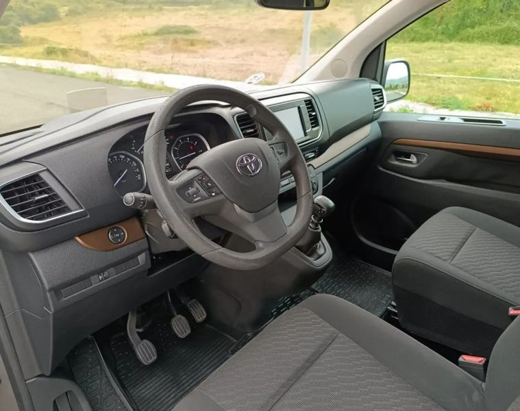 Toyota Corona • 2017 • 190,000 km 9