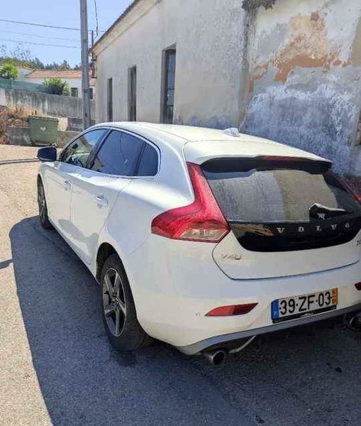 Volvo V40 • 2014 • 80,000 km 2