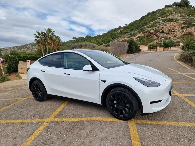 Tesla Model Y • 2022 • 16,087 km 1