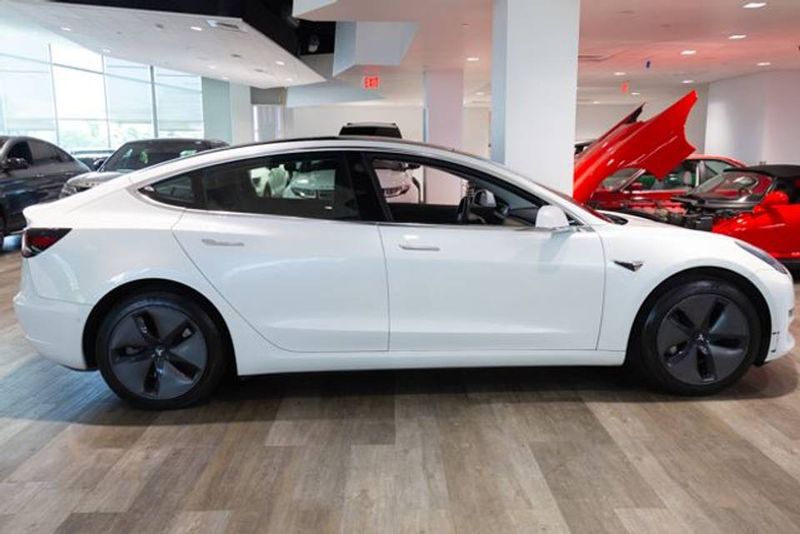 Tesla Model 3 • 2020 • 23,408 km 2