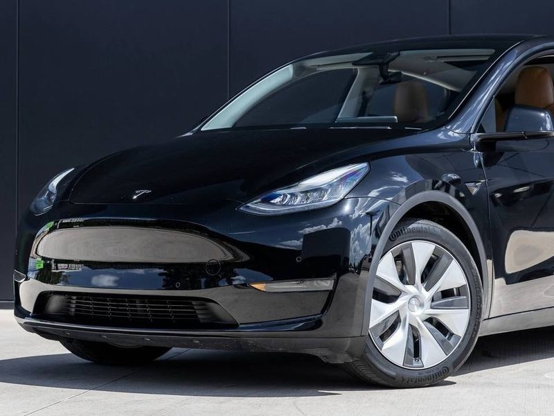 Tesla Model Y • 2022 • 10 km 3