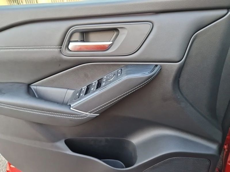 Nissan Qashqai • 2024 • 3,000 km 6