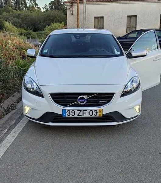 Volvo V40 • 2014 • 80,000 km 1