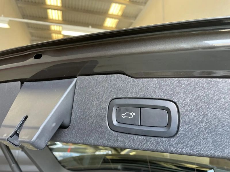 Volvo V60 • 2019 • 92,000 km 12