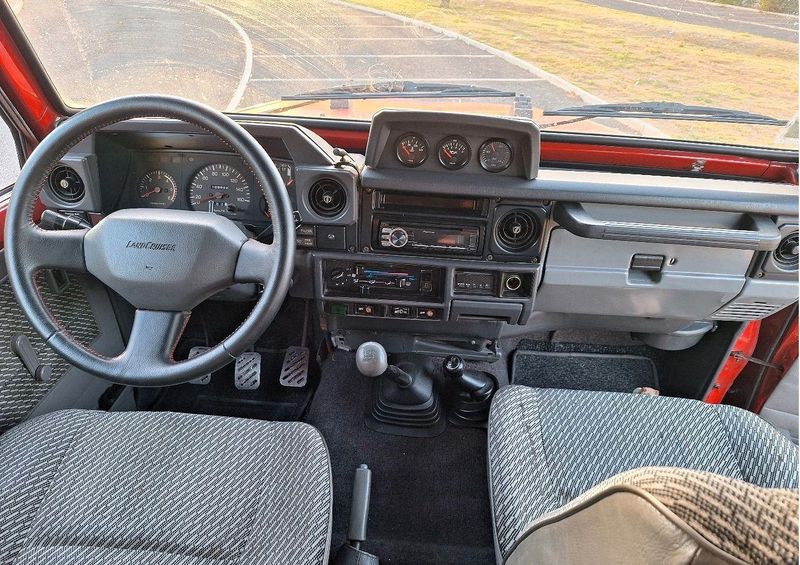 Toyota Belta • 1993 • 100,000 km 3