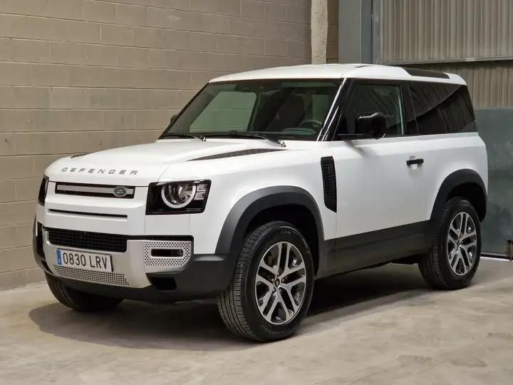 Land Rover Defender • 2021 • 29,900 km 4