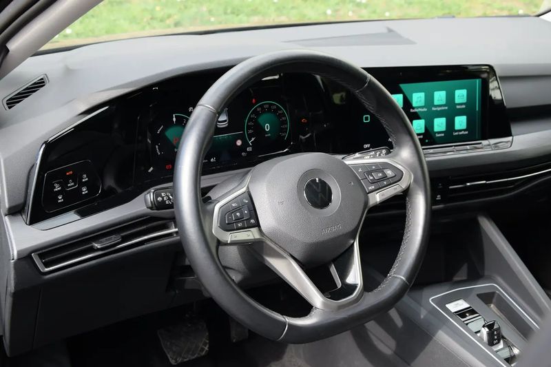 Volkswagen Golf • 2021 • 33,000 km 12