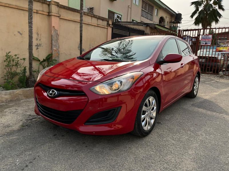 Hyundai Elantra • 2013 • 32 km 1