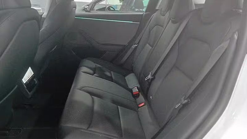 Tesla Model 3 • 2024 • 6,870 km 8